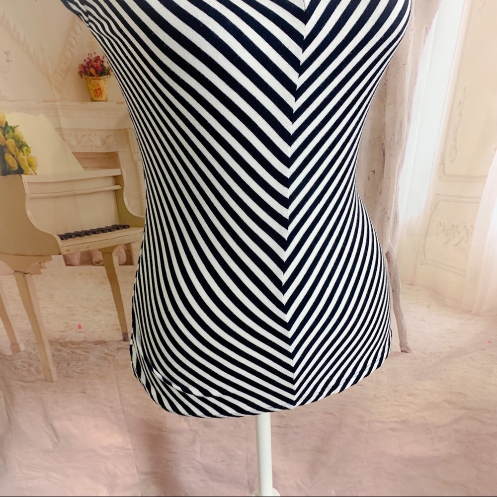 NEW Carmen Marc Valvo Striped V neck Tee Shirt - Picture 7 of 10